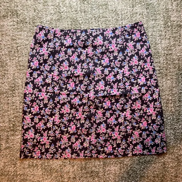 Vintage Blue brand skirt, size 7. Delicate floral pattern on a black backdrop. - Picture 2 of 9